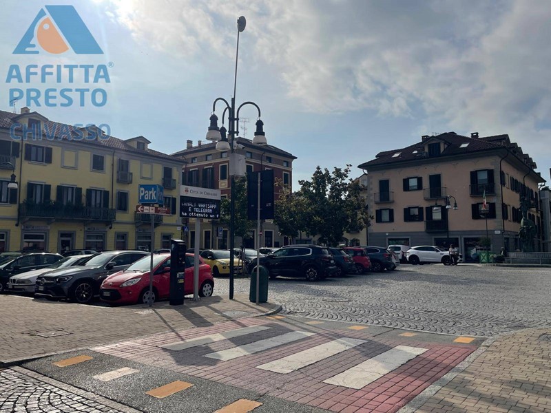 Ufficio in Affitto a Chivasso, 3'500€, 260 m²