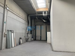 Capannone in Vendita a Villorba, 250'000€, 450 m²