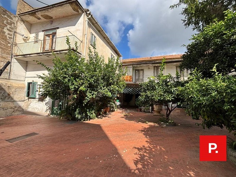 Appartamento in Vendita a Caserta, 140'000€, 215 m²