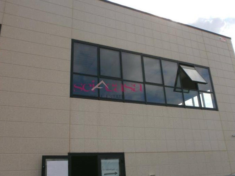 Immobile commerciale in Affitto a Grosseto, 3'000€, 450 m²