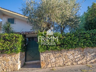 Villetta a schiera in Vendita a Guidonia Montecelio, 320'000€, 180 m²