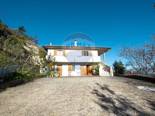 Casa Indipendente in Vendita a Arcevia, 150'000€, 130 m²