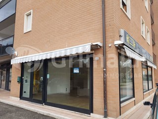 Negozio in Affitto a Corciano, 900€, 114 m²