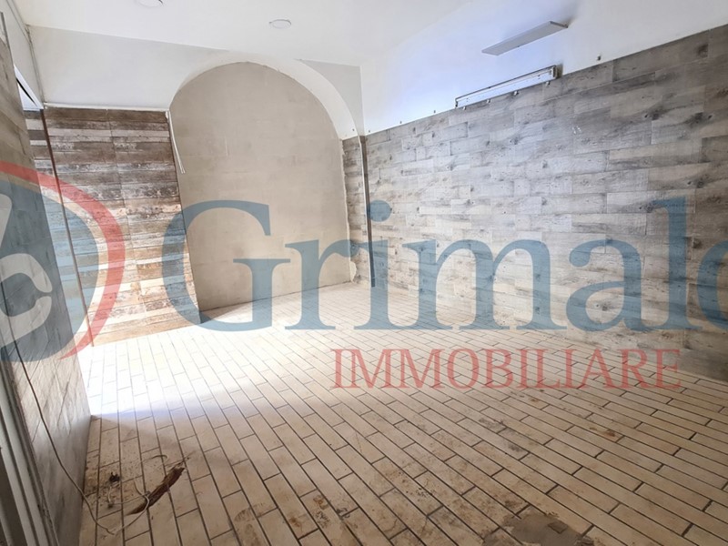 Negozio in Affitto a Napoli, 700€, 40 m²