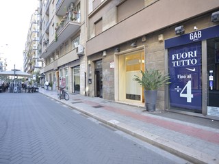 Negozio in Affitto a Bari, 4'800€, 100 m²