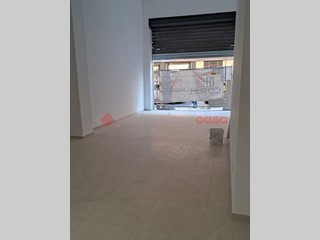 Negozio in Affitto a Bari, 1'000€, 64 m²