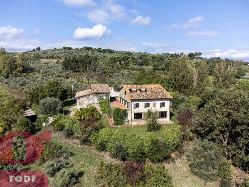 Casale in Vendita a San Venanzo, 590'000€, 940 m²