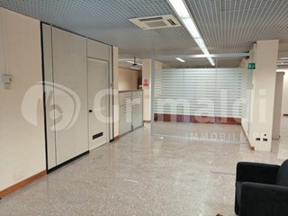 Laboratorio in Affitto a Perugia, 1'200€, 324 m²