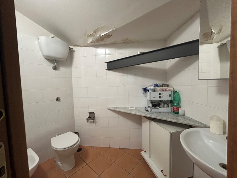 Negozio in Vendita a Napoli, 280'000€, 155 m²