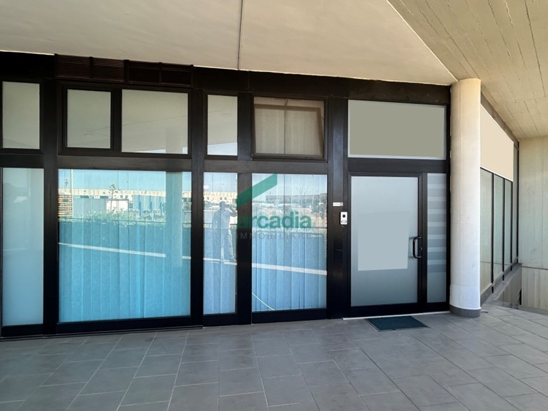 Ufficio in Affitto a Modugno, zona Zona Industriale, 1'500€, 220 m²