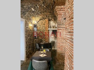 Immobile commerciale in Affitto a Sarzana, zona Centro Storico, 1'300€, 130 m²