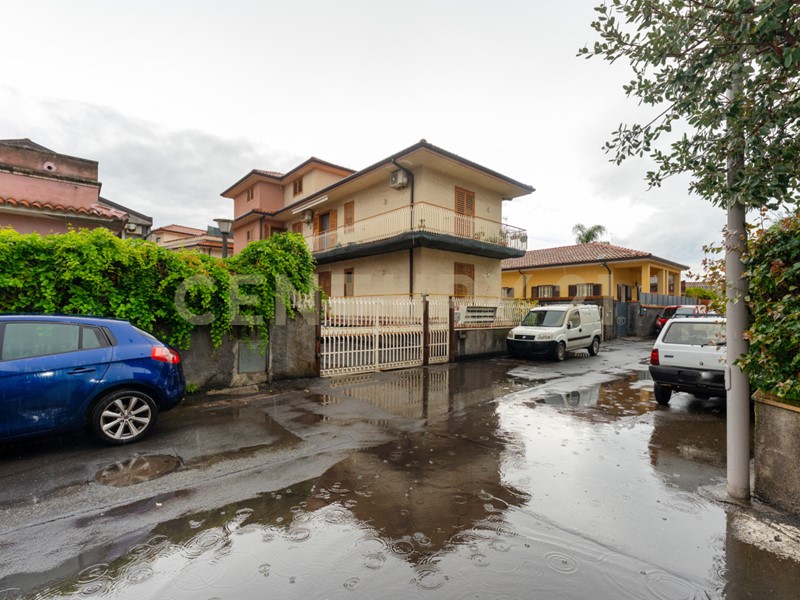 Trilocale in Vendita a Viagrande, 89'000&euro;, 102 m², con Box