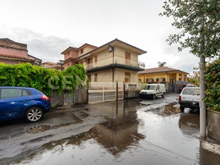 Trilocale in Vendita a Viagrande, 89'000€, 102 m², con Box