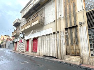 Immobile commerciale in Vendita a Adrano, 350'000&euro;, 750 m²