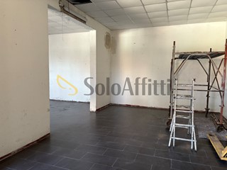 Attività commerciale in Affitto a Magnago, zona Bienate, 550€, 80 m²