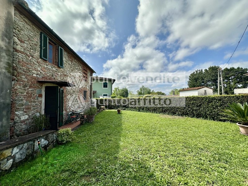 Casa di corte in Vendita a Capannori, zona Marlia, 360'000€, 180 m²