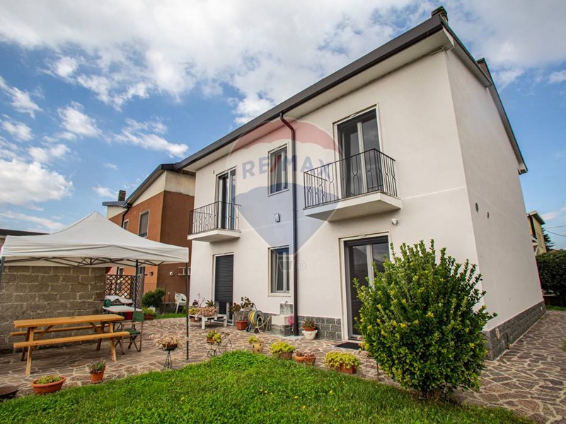 Villa in Vendita a Carpiano, 395'000€, 210 m²
