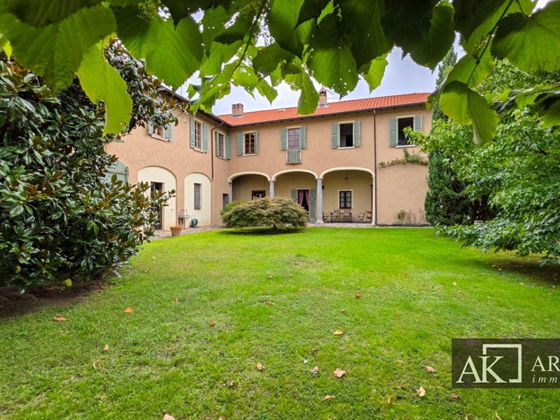 Villa in Vendita a Pombia, 860'000€, 470 m²