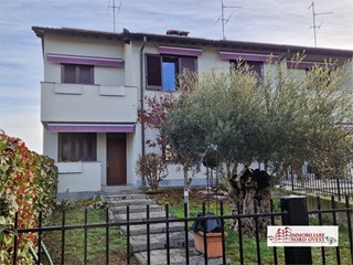 Villa in Vendita a Robecco sul Naviglio, 330'000&euro;, 204 m²