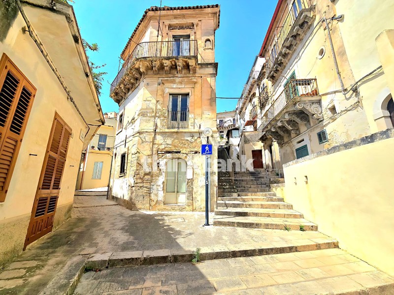 Casa Indipendente in Vendita a Ragusa, 140'000&euro;, 210 m²