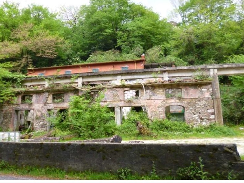 Capannone in Vendita a Carrara, zona Torano, 37'501€, 628 m²