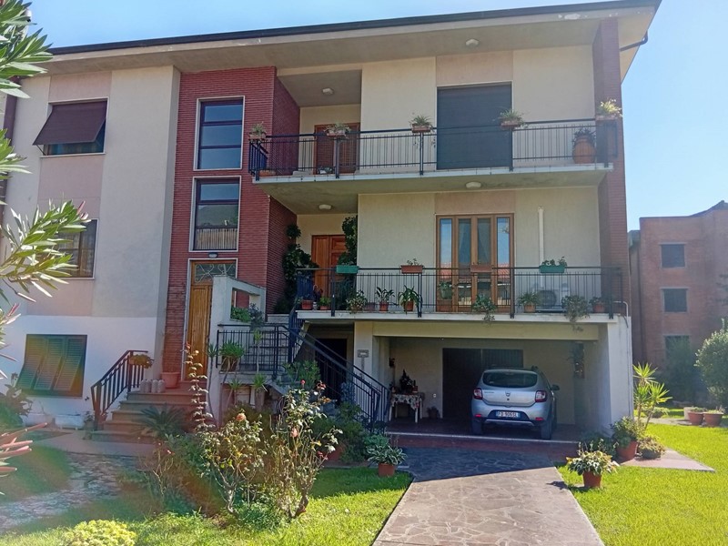 Villa bifamiliare in Vendita a San Giuliano Terme, 330'000€, 165 m²