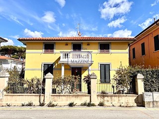 Villa in Vendita a Pietrasanta, 1'950'000€, 294 m²