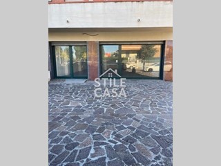 Immobile commerciale in Affitto a Altopascio, 1'200€, 115 m²