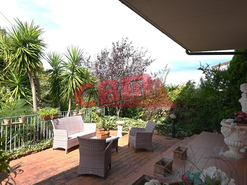 Villa in Vendita a Livorno, 670'000&euro;, 240 m², arredato, con Box