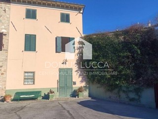 Casa Indipendente in Vendita a Capannori, zona Carraia, 150'000€, 182 m²