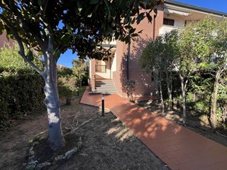 Villa bifamiliare in Vendita a Cecina, 490'000€, 147 m², con Box