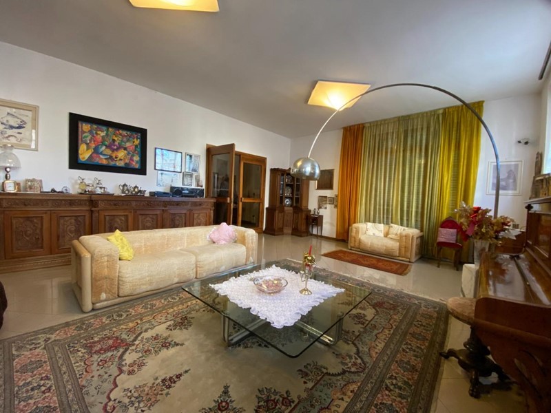 Casa Indipendente in Vendita a Empoli, 750'000€, 350 m², con Box