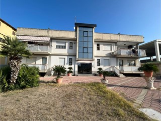 Capannone in Vendita a Barletta, 1'600'000€, 2350 m²