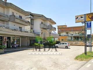 Immobile commerciale in Vendita a Corropoli, 98'000€, 144 m²
