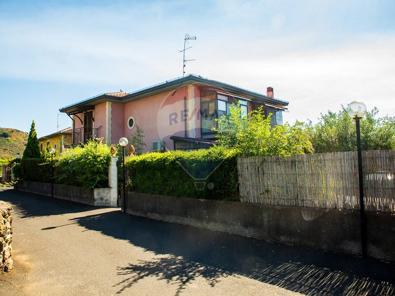 Villa in Vendita a Trecastagni, 380'000€, 300 m²