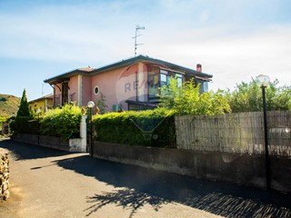 Villa in Vendita a Trecastagni, 380'000€, 300 m²