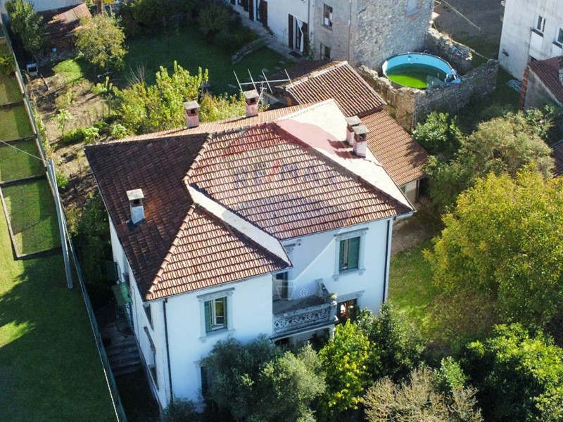 Villa in Vendita a Sangiano, 248'500€, 258 m²