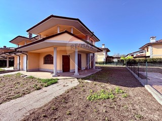 Casa Semi Indipendente in Vendita a Roncaro, 260'000€, 145 m²