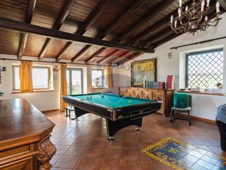 Villa in Vendita a Pedara, 360'000€, 275 m²