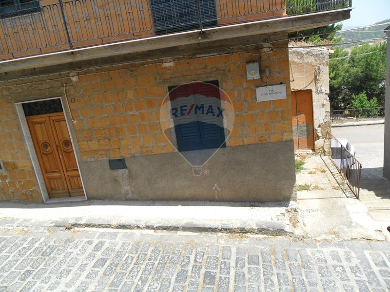 Casa Indipendente in Vendita a Pietraperzia, 13'000€, 106 m²