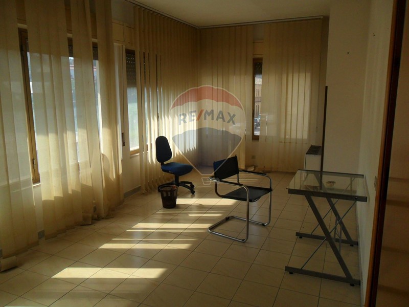 Ufficio in Affitto a Caltanissetta, 350€, 108 m²