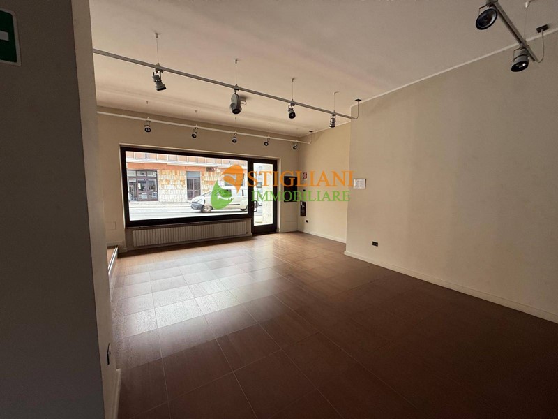 Immobile commerciale in Affitto a Campobasso, 2'000€, 210 m²