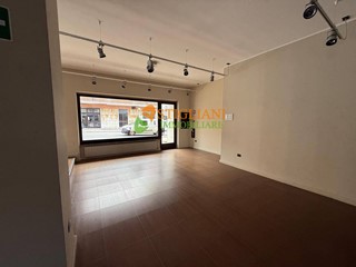 Immobile commerciale in Affitto a Campobasso, 2'000€, 210 m²