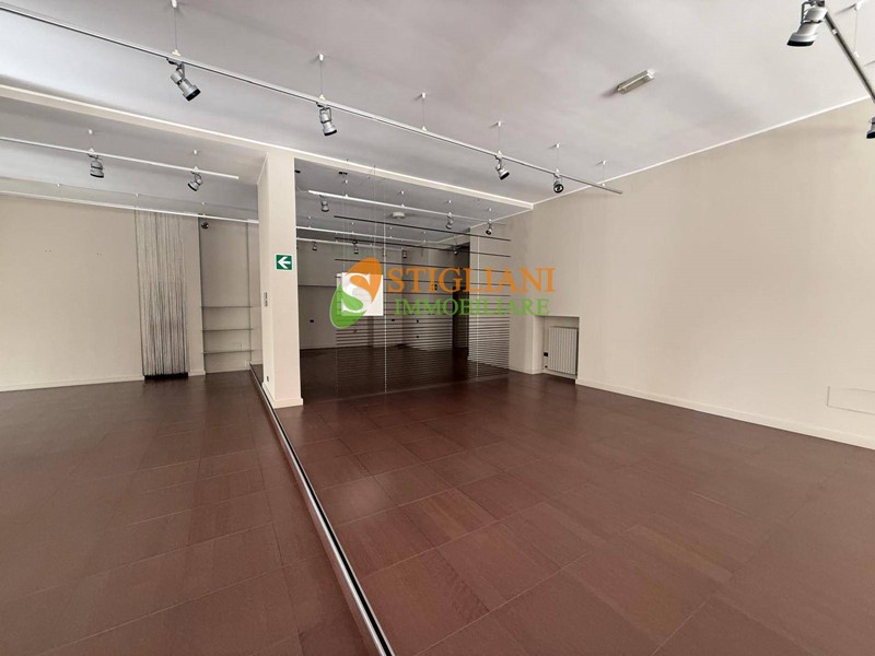 Immobile commerciale in Affitto a Campobasso, 4'000€, 430 m²