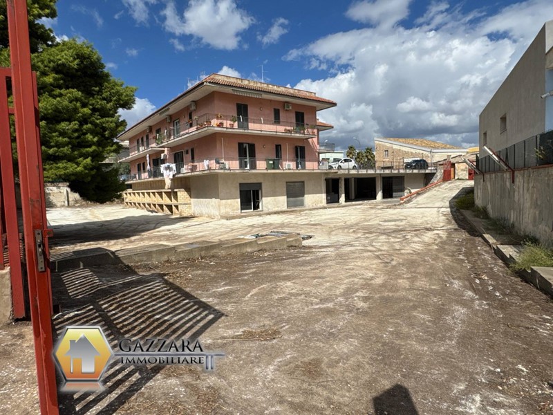 Attività commerciale in Vendita a Canicattini Bagni, 189'000€, 520 m²