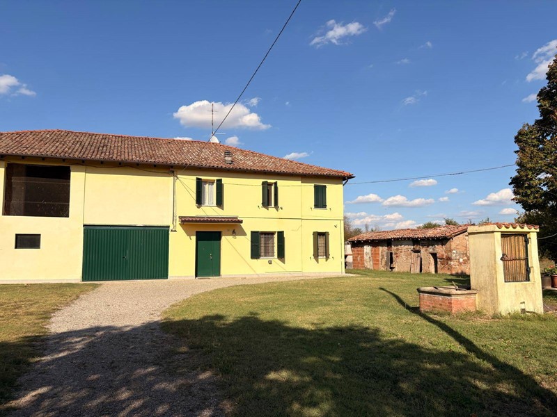 Casa Indipendente in Vendita a Castelfranco Emilia, 240'000€, 453 m²