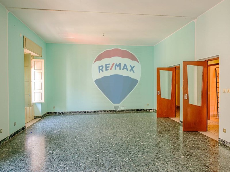 Casa Indipendente in Vendita a Giarre, 144'000€, 320 m²