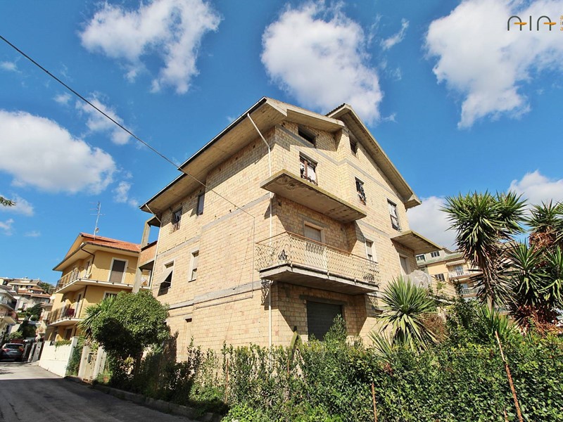 Appartamento in Vendita a Monsampolo del Tronto, 250'000€, 513 m²