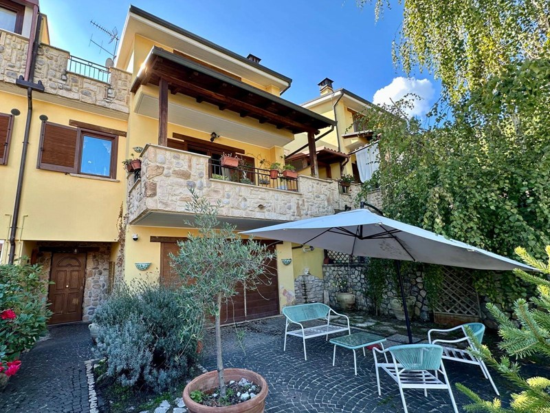 Villetta a schiera in Vendita a L'Aquila, 270'000&euro;, 220 m²