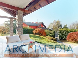 Villa in Vendita a Malnate, 635'000€, 420 m²